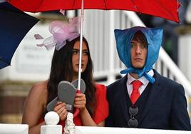 El hipódromo de Liverpool celebra el 'Día de las Damas' bajo la lluvia