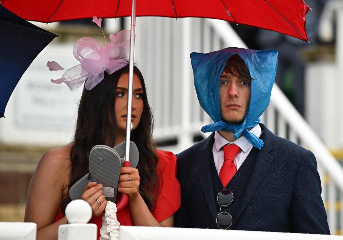 El hipódromo de Liverpool celebra el &#039;Día de las Damas&#039; bajo la lluvia