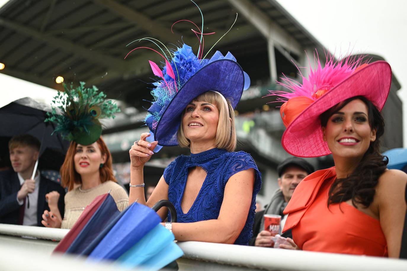 El hipódromo de Liverpool celebra el &#039;Día de las Damas&#039; bajo la lluvia