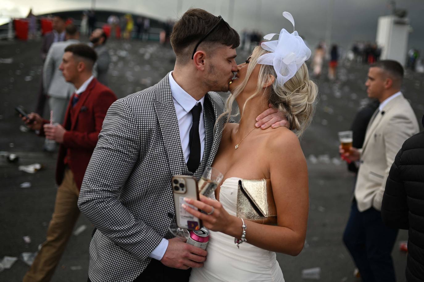 El hipódromo de Liverpool celebra el &#039;Día de las Damas&#039; bajo la lluvia