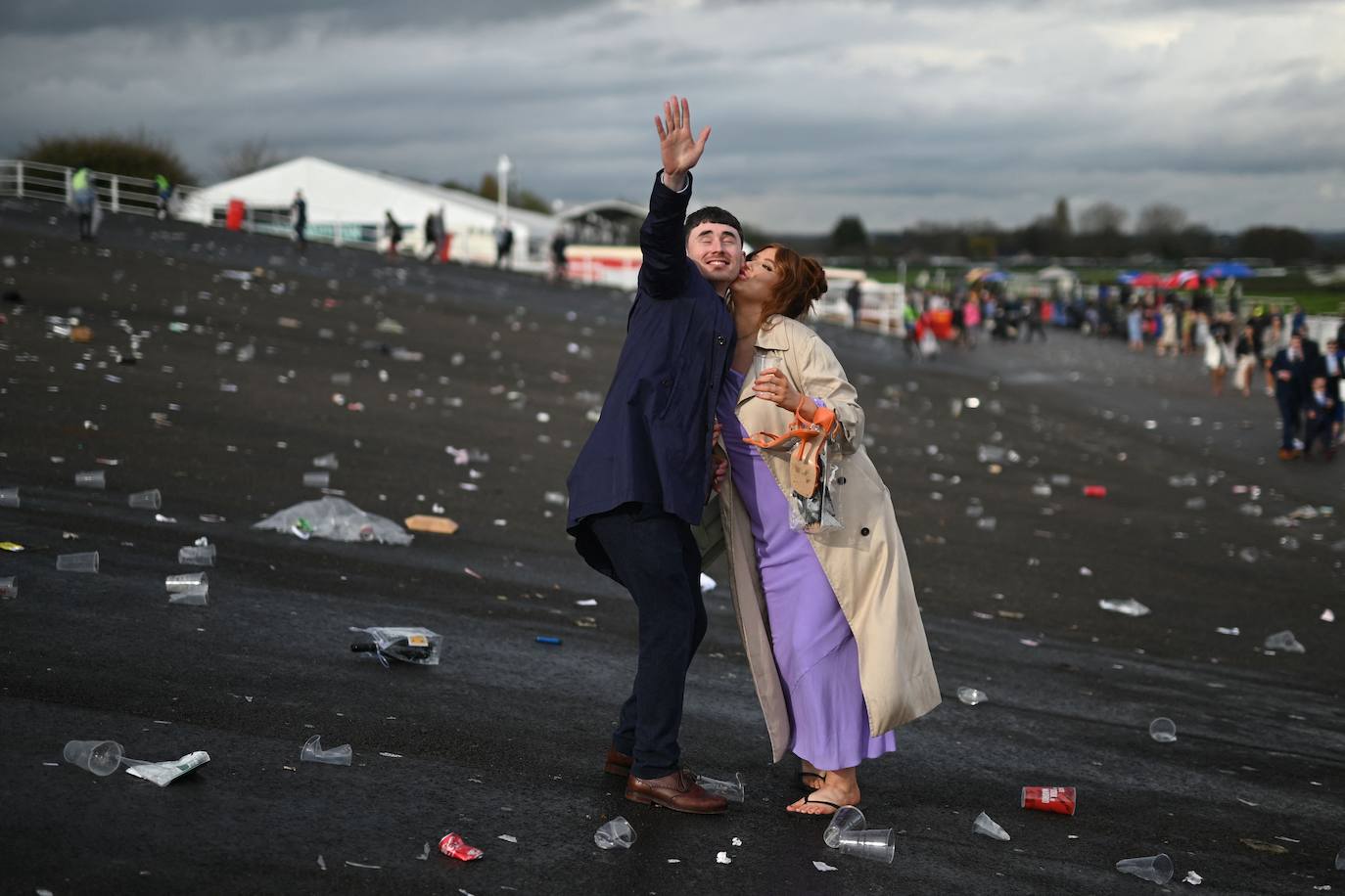 El hipódromo de Liverpool celebra el &#039;Día de las Damas&#039; bajo la lluvia