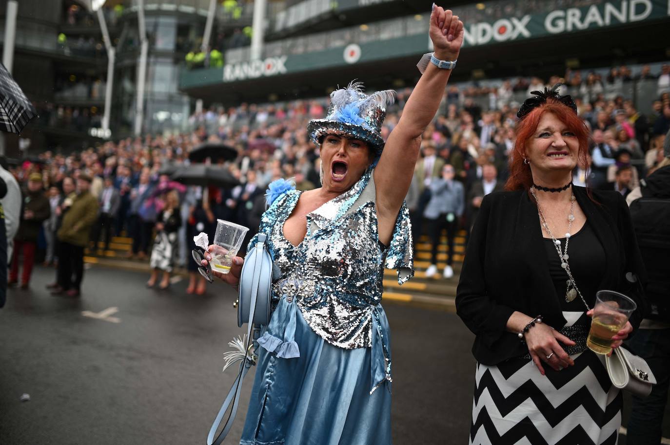 El hipódromo de Liverpool celebra el &#039;Día de las Damas&#039; bajo la lluvia