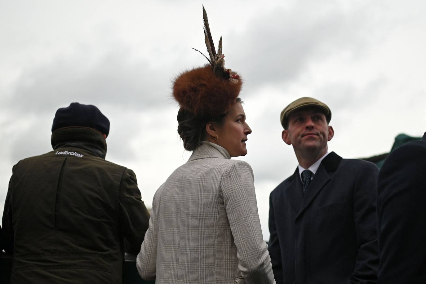 El hipódromo de Liverpool celebra el &#039;Día de las Damas&#039; bajo la lluvia