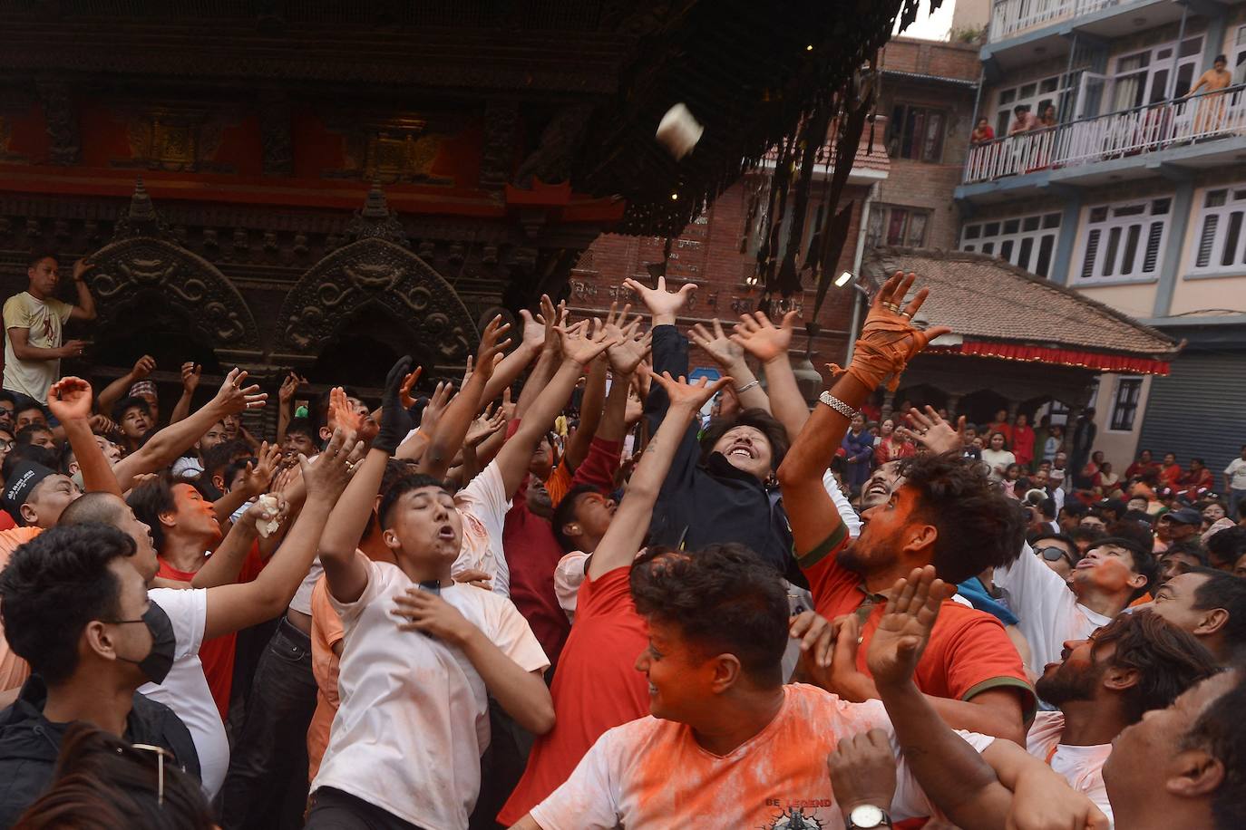 Así es el Bisket Jatra, el festival más colorido y alocado de Nepal