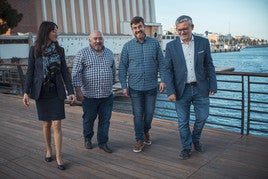 Morant, Peris, Frasquet y el candidato de Projecte Gandia, Pep Alandete, en el puente del Grau, con San Nicolás al fondo.