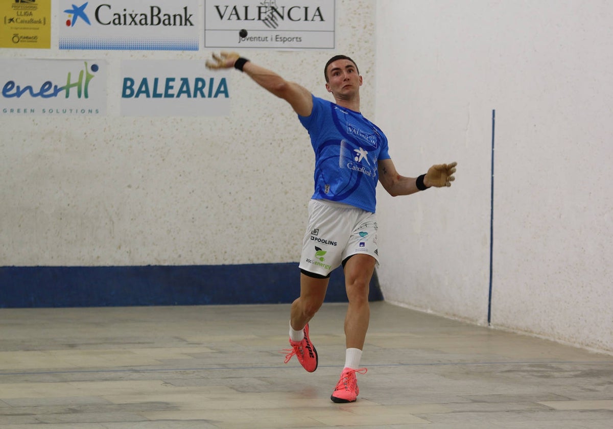 Iván juega de volea durante la semifinal de este viernes.