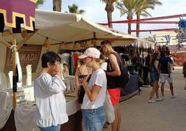 Asistentes al mercado medieval del Cabanyal en ediciones pasadas.