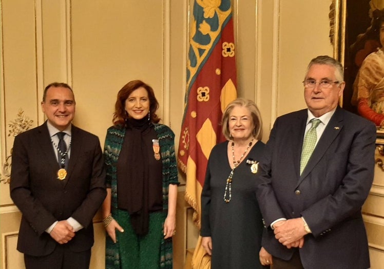 Antonio Alpuente, vicepresidente de la JCV (i); Marta Alonso, regina dels Jocs Florals, Amparo Chova , honorable clavariesa vicentina, y Enric Esteve, presidente de Lo Rat Penat.