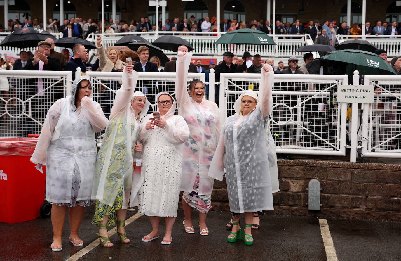 El hipódromo de Liverpool celebra el &#039;Día de las Damas&#039; bajo la lluvia