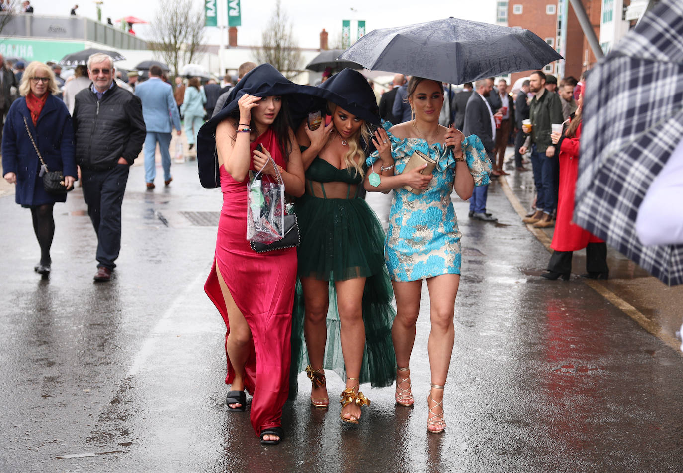 El hipódromo de Liverpool celebra el &#039;Día de las Damas&#039; bajo la lluvia