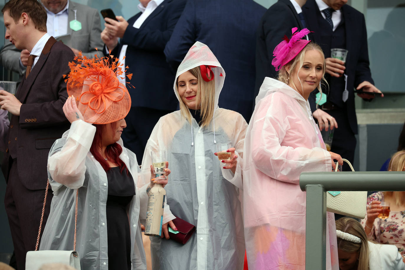 El hipódromo de Liverpool celebra el &#039;Día de las Damas&#039; bajo la lluvia