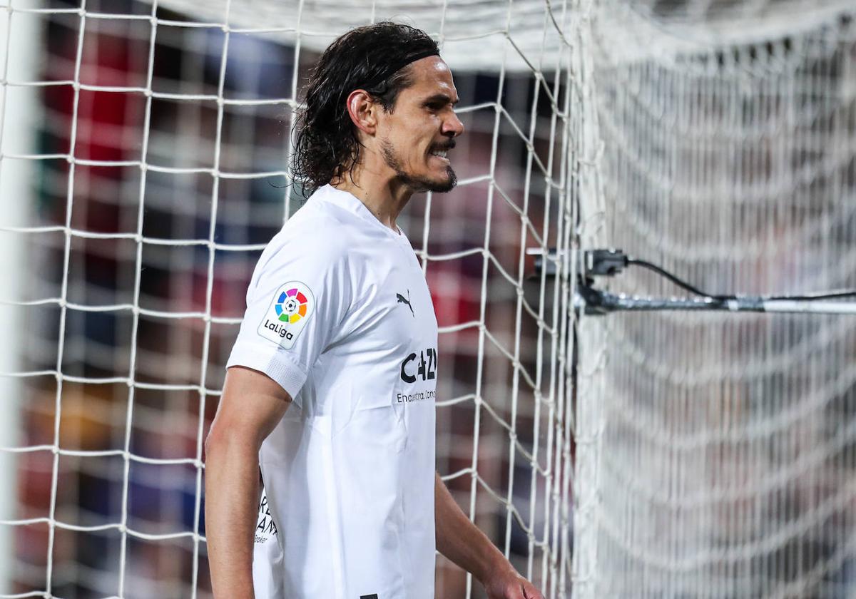 Cavani, con cara de circunstancias contra el Rayo Vallecano en una imagen de archivo