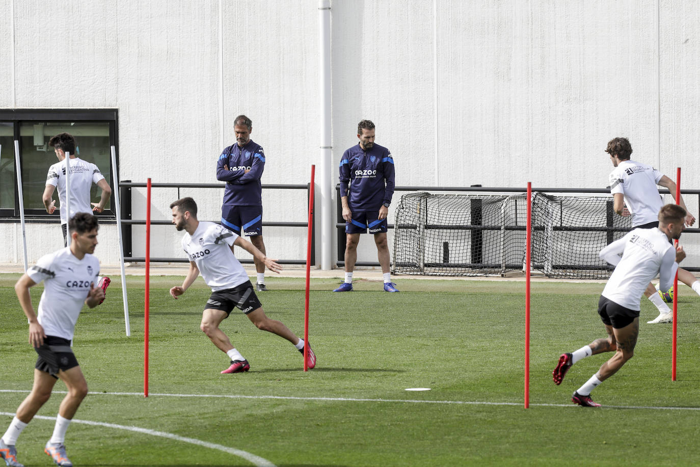 Rubén Baraja, observando un entrenamiento del Valencia.