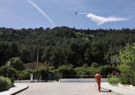 Una avioneta realiza una descarga de agua en el límite de los valles de la Casella y la Murta.