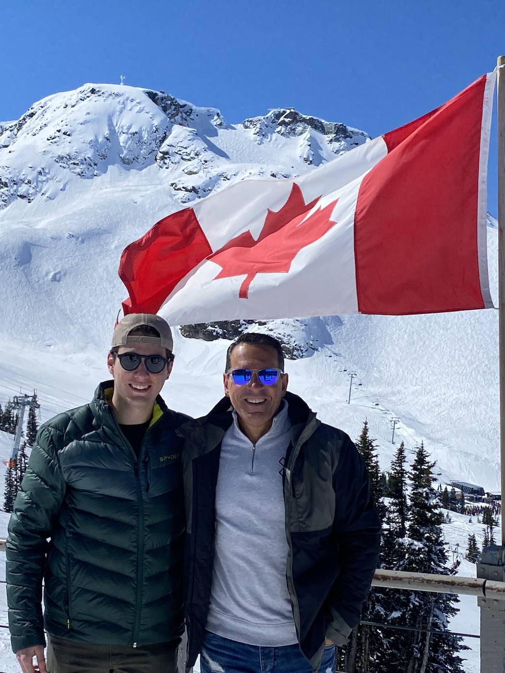 Joan Soldevila con su hijo Pol en la estación de esquí de Whistler (Canadá).