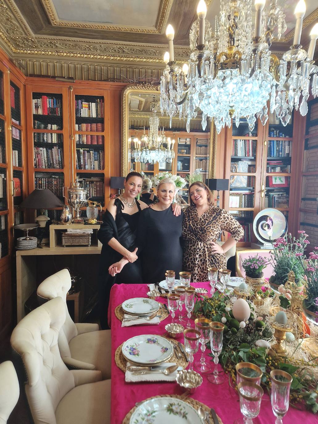 Laura Fitera con sus hijas, Blanca y Cayetana, con la mesa de Pascua.