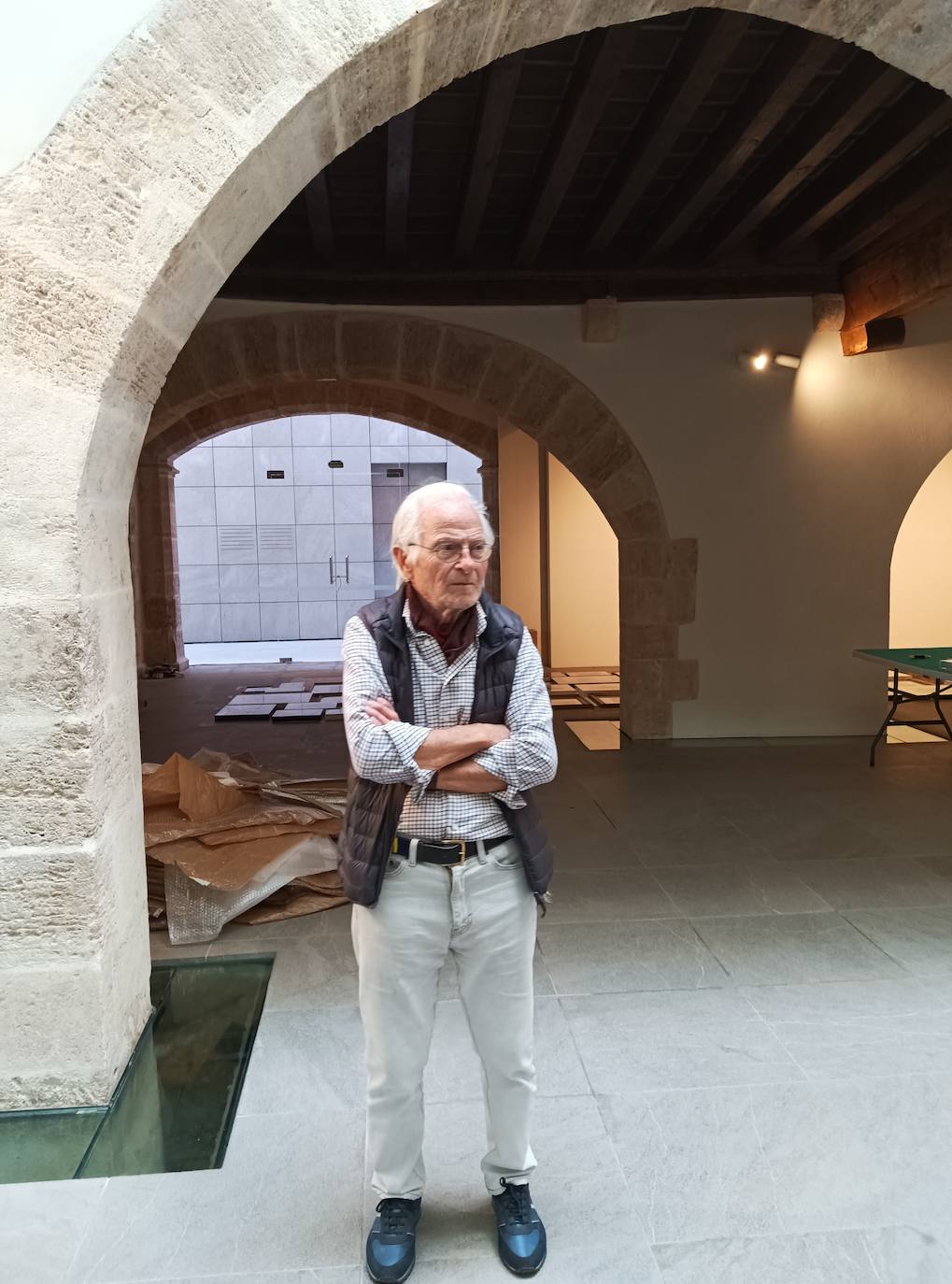 El artista Vicente Colom, prepararando una exposición.