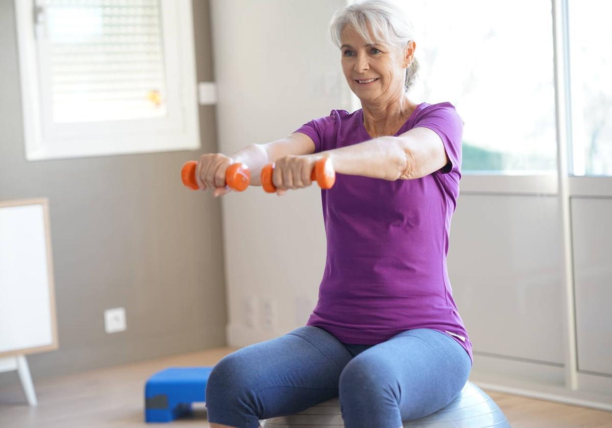 Una mujer practica ejercicio.