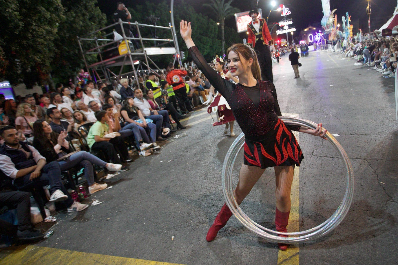 Carrozas, música y color en el Entierro de la Sardina de Murcia