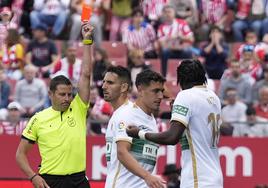 Eze Ponce, recibiendo la cartulina roja, durante el Girona-Elche.