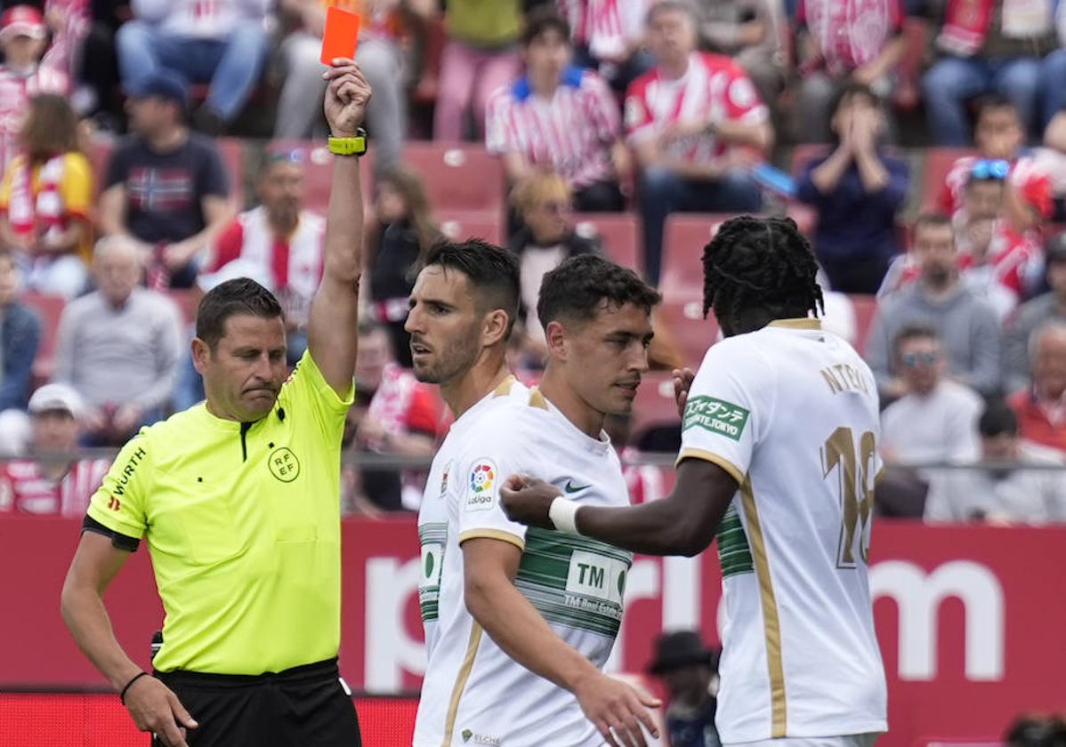 Eze Ponce, recibiendo la cartulina roja, durante el Girona-Elche.