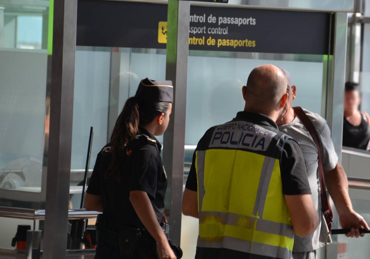 Detenidos tres hombres por robar a viajeros en el aeropuerto de Valencia