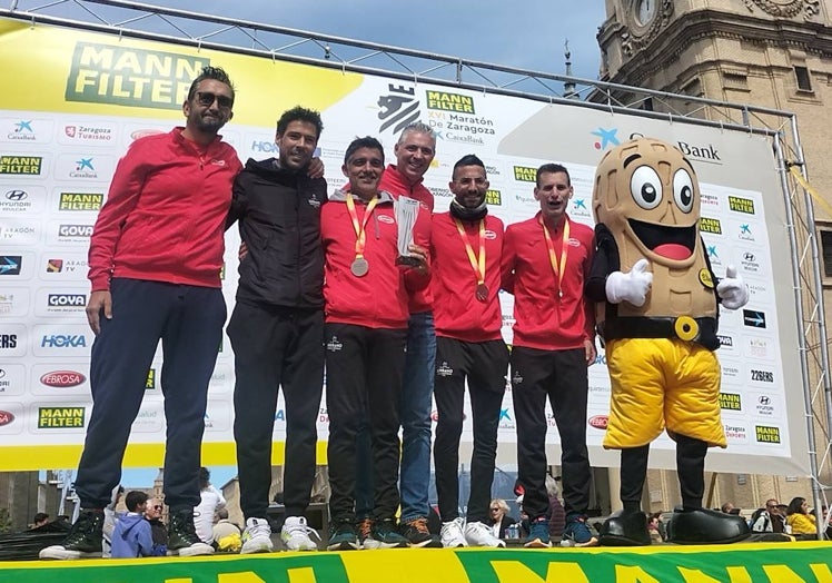 Los atletas del Cárnicas Serrano que se han proclamado subcampeones por equipos.