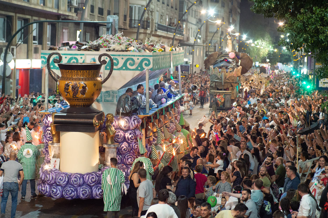 Carrozas, música y color en el Entierro de la Sardina de Murcia