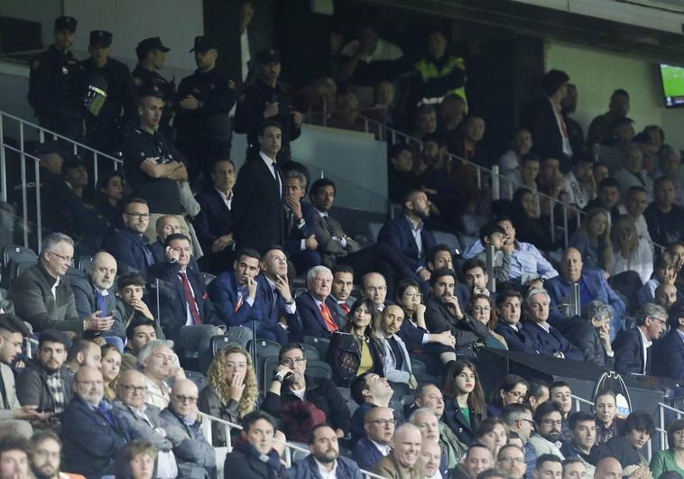 Agentes de la Policía Nacional se desplegaron alrededor del palco cuando el Sevilla se puso por delante y la grada elevó la tensión.