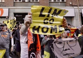 Aficionados del Valencia CF, protestando en los aledaños de Mestalla antes del partido contra el Sevilla.