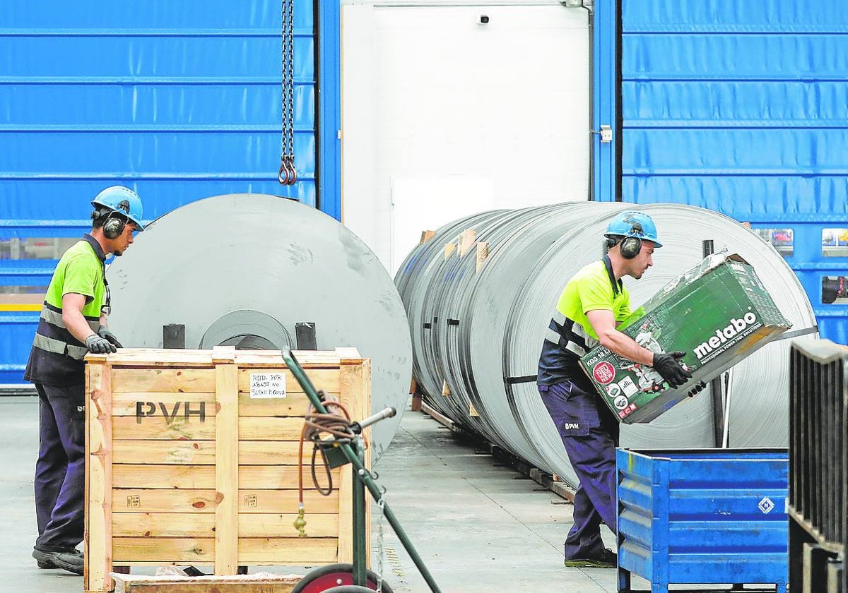 Trabajadores de PVH en la fábrica de Cheste.