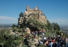 Romería al Puig en uno de los años en que la ermita estaba en rehabilitación.