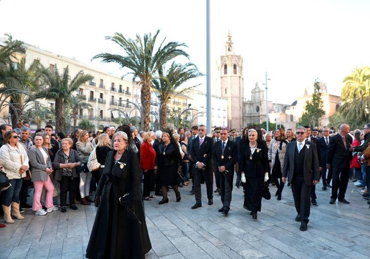 Honorable clavariesa vicentina, Amparo Chova, y la directiva, a su paso por la plaza de la Reina.