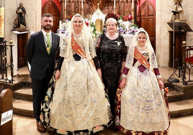 Laura Mengó y Paula Nieto (FMV 2023), junto a Amparo Chova y el edil Pere Fuset.