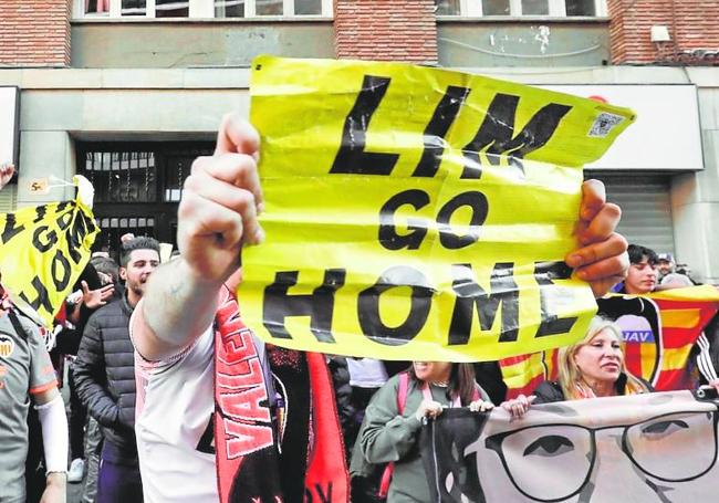 Otra pancarta, dirigida a Layhoon, junto a 'Lim Go Home'.