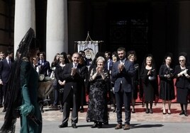 Amparo Chiva, honorable clavariesa vicentina y el edil Pere Fuset, junto a honorables clavariesas de otras ediciones, aplauden en la ofrenda a San Vicente.