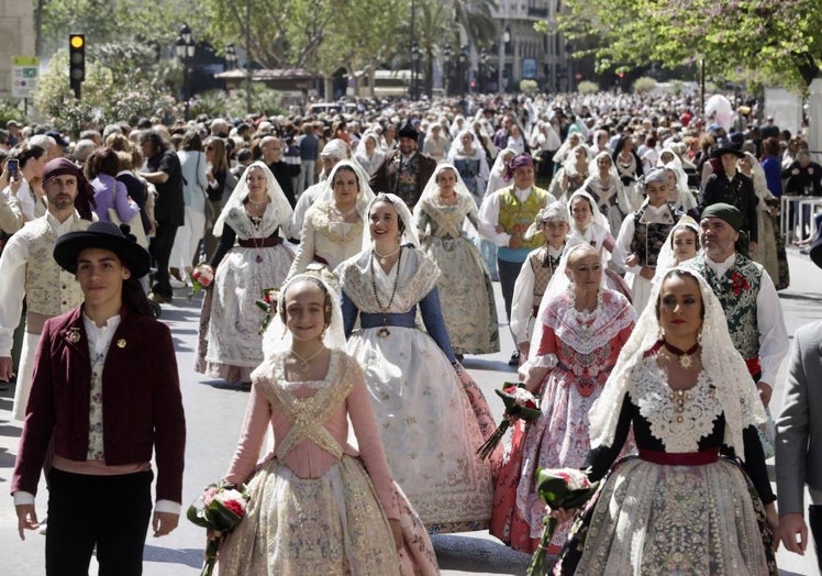 Comisiones falleras y altares, en la ofrenda floral.