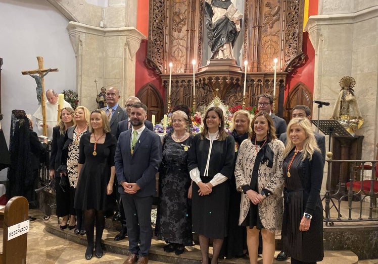 Autoridades presentes en la ofrenda floral a San Vicente Ferrer.