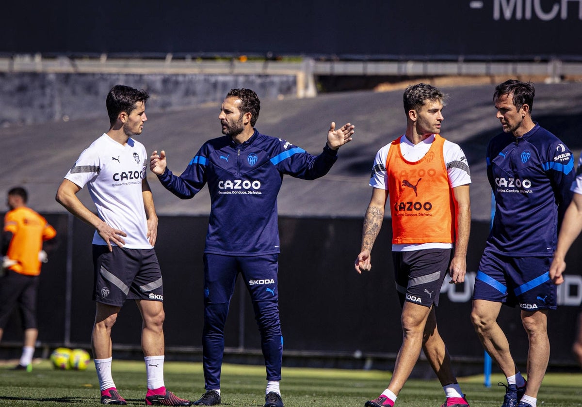 Rubén Baraja charla con Guillamón durante el entrenamiento de este lunes en Paterna.