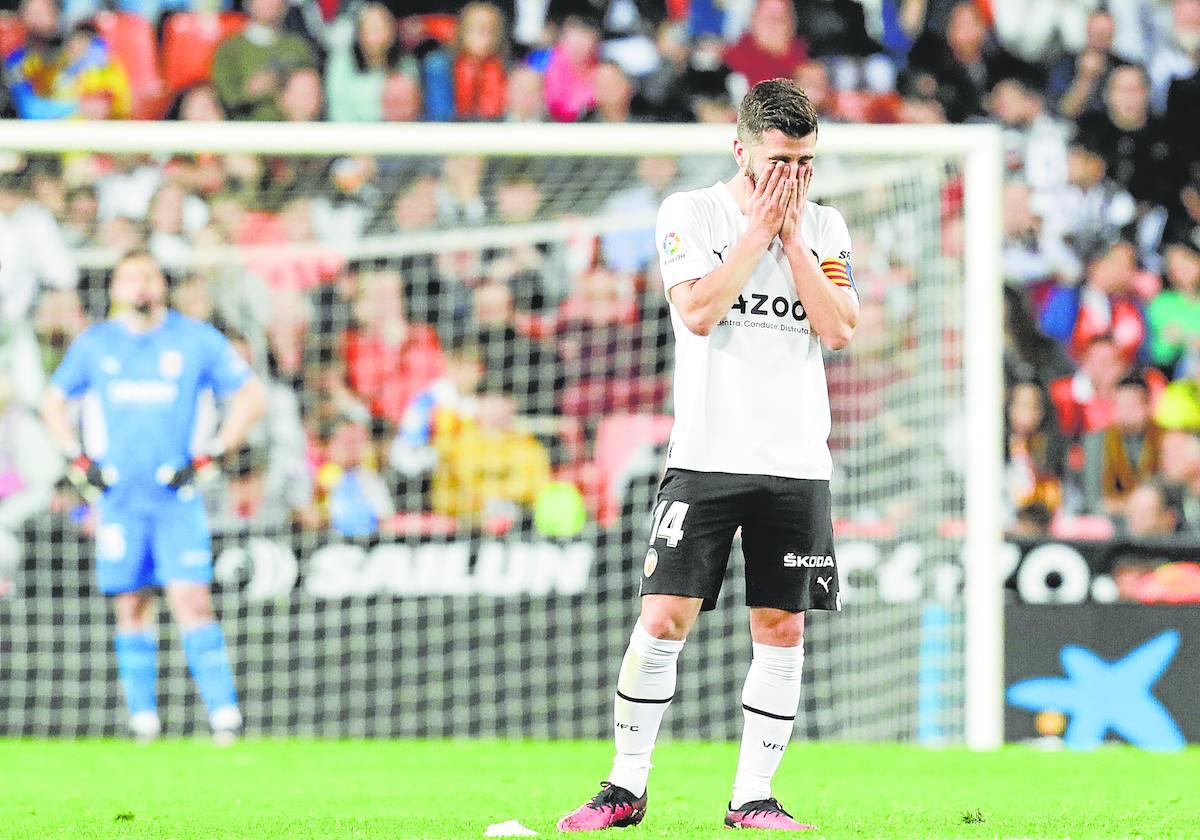 Desolación. José Luis Gayà no pudo contener su frustración cuando se consumó una nueva derrota para el Valencia que le acerca un poco más al descenso.