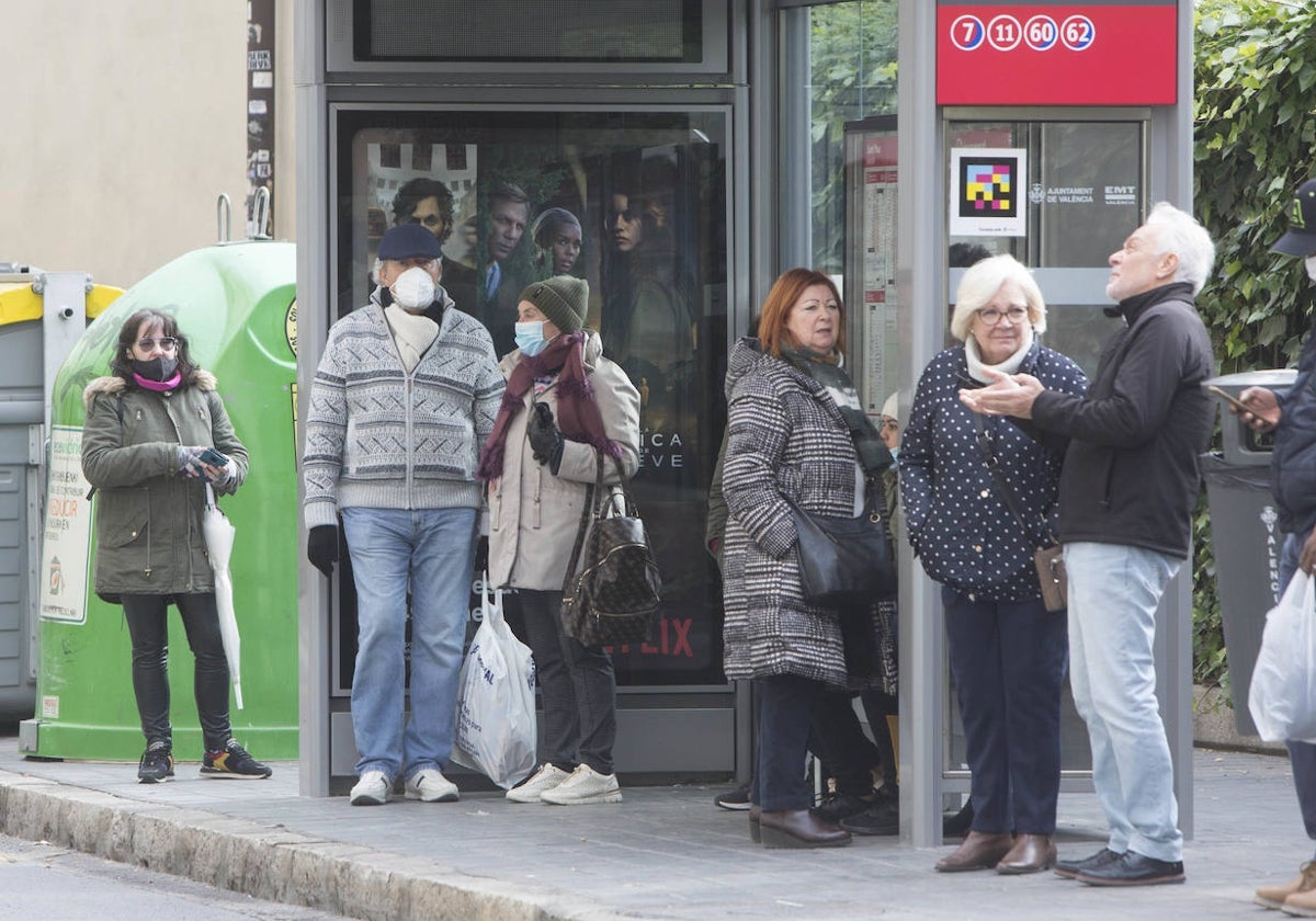 Viajeros esperan en una parada de la EMT en una imagen del pasado diciembre.