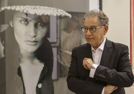 El diseñador Roberto Verino, frente a una de las imágenes de la exposición que se puede ver en Valencia.