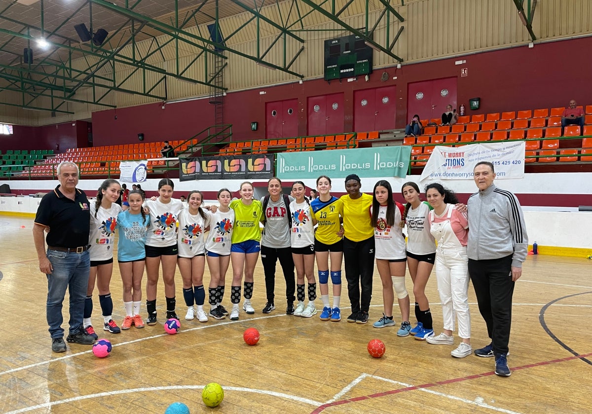 La internacional Silvia navarro visita al grupo USA Handbol Mislata