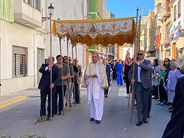 El párroco desfila por las calles de Benifaió.
