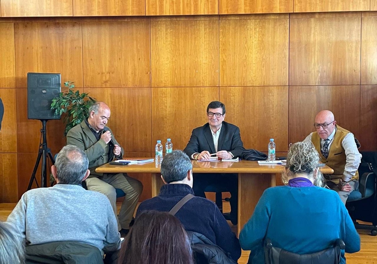 Giner, en una reunión con entidades de discapacitados.