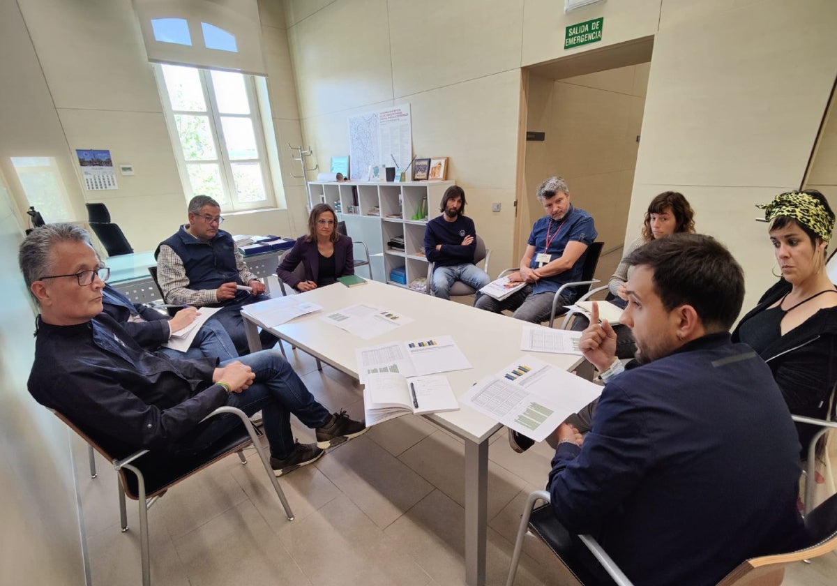 Reunión de Ramon, a la derecha, con los comerciantes del mercado.