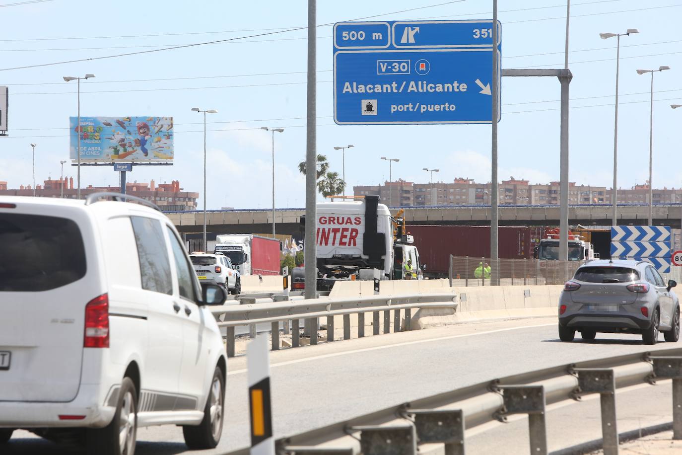 Un accidente entre dos camiones obliga a cortar la A-3 en Xirivella