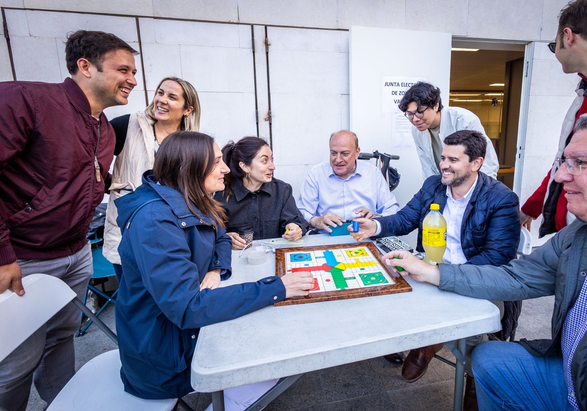 Los representantes de los partidos matan las horas jugando al parchís, este martes.