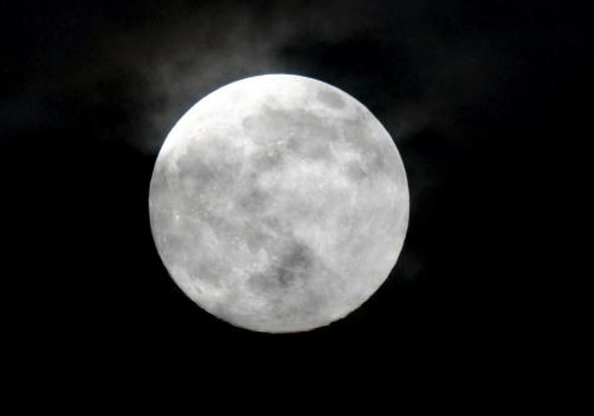 La luna llena, vista desde Valencia.