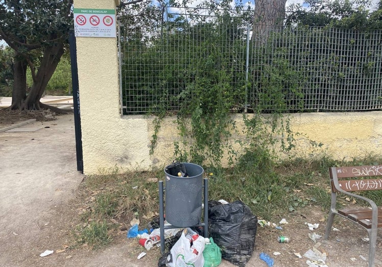 Basura, por el suelo, en la puerta de acceso al parque de Benicalap.